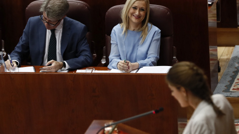 La presidenta de la Comunidad de Madrid, Cristina Cifuentes, junto a su portavoz y consejero de Presidencia y Justicia, Ángel Garrido, escucha la intervención de la portavoz de Podemos en el Parlamento regional, Lorena Ruiz-Huerta, durante el Pleno de l