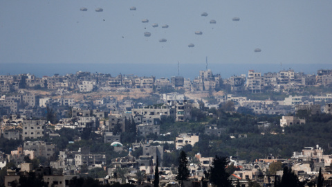 Los paquetes de ayuda caen sobre el norte de Gaza.- REUTERS/Amir Cohen