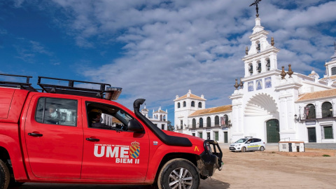 31/03/2020 - Efectivos de la Unidad Militar de Emergencias (UME) realizan tareas informativas y de control en la aldea almonteña de El Rocío (Huelva) para evitar las concentraciones de personas pese a las restricciones establecidas tras decretarse el es