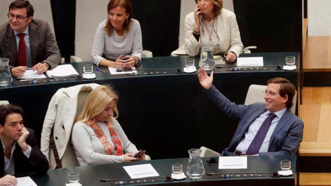 A la izquierda de la imagen, Martínez-Almeida en el salón de plenos del Ayuntamiento de Madrid. (ZIPI | EFE)