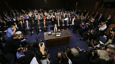 Comey sentándose antes de comenzar la audiencia /REUTERS