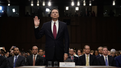 El exdirector del FBI James Comey testificando ante el Comité de Inteligencia del Senado /REUTERS