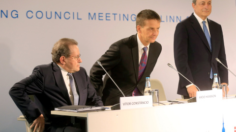 El presidente del BCE, mario Draghi, de pie junto al goobernador del Banco Central de Estonia, Ardo Hansson, y el vicepresidente del BCE, el portugués Vitor Constancio, antes de la rueda de prensa tras la reunión del consejo de gobierno de la entidad en