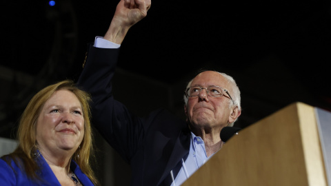 Bernie Sanders celebra la victoria en los caucus de Nevada. REUTERS/Mike Segar