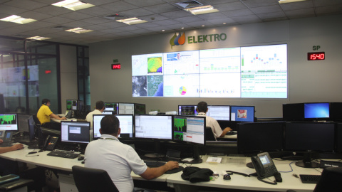 Panel de una sala de control de la distribuidora eléctrica brasileña Elektro, controlada por Iberdrola.