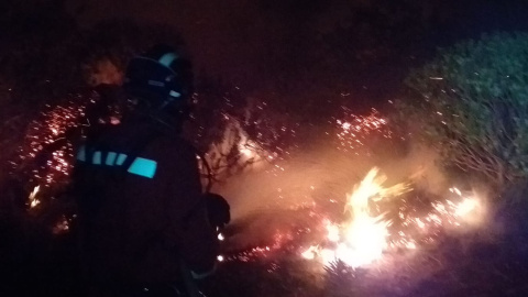 La sección de la UME durante los trabajos de extinción de la carretera 200 con la 205.| UME