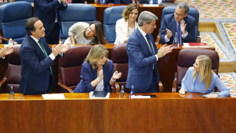 La presidenta de la Comunidad de Madrid, Cristina Cifuentes (d), recibe el aplauso de los diputados del PP y los miembros de su Gobierno. EFE/J. P. Gandul