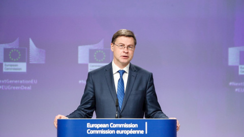 Valdis Dombrovskis, vicepresidente de la comisión Europea y Comisario europeo del Euro y de Diálogo Social, en una rueda de prensa en Bruselas. EFE/EPA/ARIS OIKONOMOU