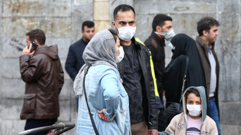 Una familia iraní lleva puesta máscara para prevenir el contagio por coronavirus en el Gran Bazar de Teheran. | Reuters