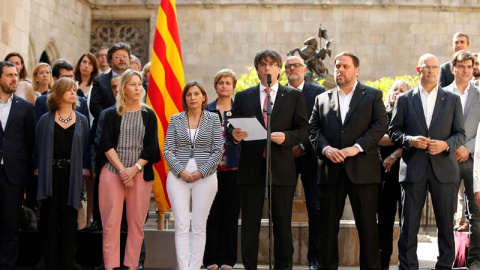 Carles Puigdemot anuncia la fecha del referéndum en el Palacio la Generalitat acompañado por los miembros de su Gobierno. | ALBERT GEA (REUTERS)