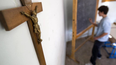 Crucifijo en un aula.- REUTERS/Tony Gentile