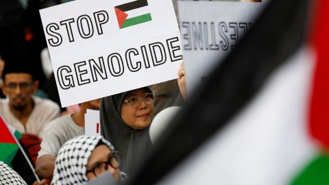 Una mujer musulmana indonesia sostiene un cartel durante una manifestación y oración en apoyo a los palestinos en Gaza, en Yakarta, Indonesia, el 7 de abril de 2024. REUTERS/Willy Kurniawan