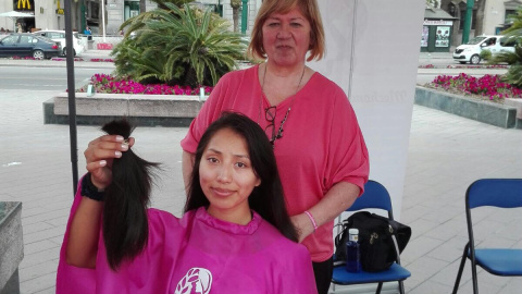 Peluquera de Mechones Solidarios le corta el pelo a una donante