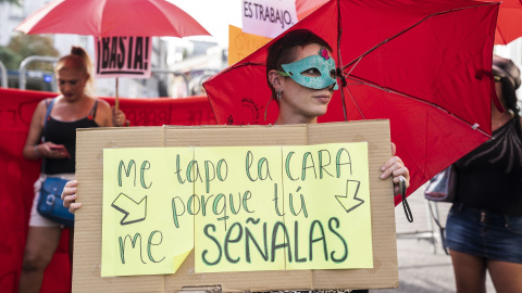 Una mujer sostiene una pancarta durante una protesta, frente al Congreso de los Diputados, a 4 de octubre de 2022, en Madrid (España).- A. Pérez Meca / Europa Press