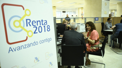 Foto de la ministra de Hacienda, María Jesús Montero, durante su vista a la delegación especial de la AEAT en Madrid con motivo de la Campaña de Renta 2018. E.P./Óscar Cañas