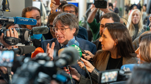 El expresidente de la Generalitat Carles Puigdemont atiende a medios a su llegada al Parlamento Europeo, a 13 de diciembre de 2023, en Estrasburgo (Francia).- Álex Flores / Europa Press