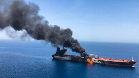 13/06/2019.- Imagen que muestra el presunto buque petrolero noruego Front Altair en llamas, este jueves en el golfo de Omán (Omán). EFE/ Stringer