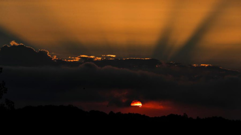 Vista del amanecer este viernes sobre el monte Zorroaga de San Sebastián. / EFE /Javier Etxezarreta