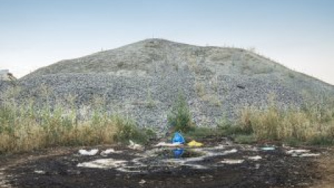 Toneladas de basura y cristales desbordan la única planta de reciclaje de vidrio de Madrid