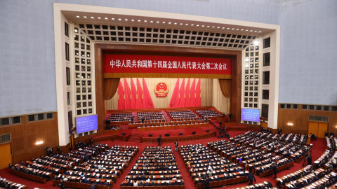 Una vista general muestra a los delegados que asisten a la reunión de clausura de la segunda sesión del 14º Congreso Nacional del Pueblo en el Gran Salón del Pueblo en Beijing.-EFE/EPA/WU HAO