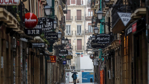 30/03/2020.- Vista de una calle de la Parte Vieja de San Sebastián donde abundan los bares y restaurantes, prácticamente desierta. / EFE - JUAN HERRERO