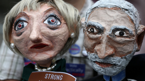 Marionetas de Theresa May y Jeremy Corbyn mostradas durante una protesta contra la decisión de BBC radio de no emitir la canción de Captain Ska contra la lideresa conservadora REUTERS/Neil Hall