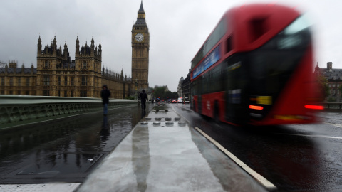 Un autobús cruza el puente de Westminster, en Londres, donde se han instalado nuevas barreras de seguridad el 6 de junio de 2017 REUTERS/Clodagh Kilcoyne