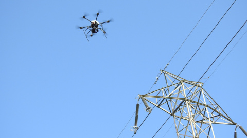 Vigilància d'una xarxa d'alta tensió amb drons al Camp de Tarragona. RED ELÉCTRICA