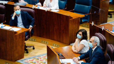 Alberto Reyero observa a Isabel Díaz Ayuso y Enrique Ruiz-Escudero, en el pleno de la Asamblea / EFE