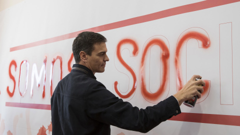 El exsecretario general del PSOE Pedro Sánchez rellena con spray una pintada en Dos Hermanas (Sevilla), donde ha anunciado que se presentará a las primarias para volver a liderar el partido. EFE/Julio Muñoz