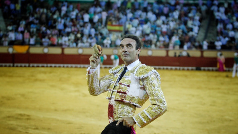 El torero Enrique Ponce pasea una oreja en la corrida celebrada este jueves en el Puerto de Santa María (Cádiz). EFE/Foto cedida por la empresa Lances de Futuro.