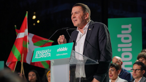 El coordinador general de la coalición, Arnaldo Otegi, interviene durante el inicio de la campaña electoral de EH Bildu, en la Plaza de Santa Bárbara, a 4 de abril de 2024, en Vitoria-Gasteiz, Álava, País Vasco (España).- Iñaki Berasaluce / Europa 