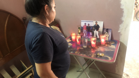 Madre de los tres hermanos asesinados en la masacre de Irapuato observa altar con fotos de sus hijos. | Alberto Pradilla