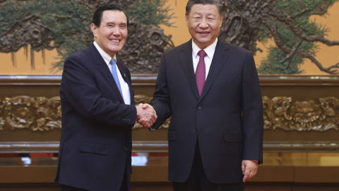 El líder chino Xi Jinping le da la mano al ex presidente de Taiwán Ma Ying-jeou en el Gran Salón del Pueblo en Beijing el 10 de abril de 2024. Ju Peng/Xinhua/AP