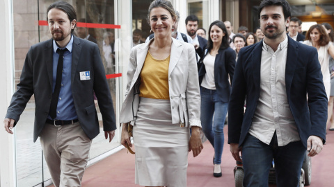 El líder de Podemos, Pablo Iglesias, la portavoz de Podemos en la Asamblea de Madrid, Lorena Ruiz-Huerta, y el secretario general de Podemos en la Comunidad de Madrid, Ramón Espinar, a su llegada al Pleno de la Asamblea de Madrid que debatirá y votará