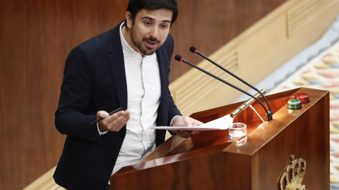 El secretario general de Podemos en la Comunidad de Madrid, Ramón Espinar, durante su intervención en el Pleno de la Asamblea de Madrid en la moción de censura presentada contra la presidenta regional, Cristina Cifuentes. EFE/Mariscal