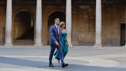  El presidente del Gobierno en funciones, Pedro Sánchez y Begoña Gómez, a su llegada al Palacio de Carlos V para la III Cumbre de la Comunidad Política Europea (CPE) en Granada (Andalucía, España).- Álex Cámara / Europa Press