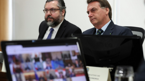 El presidente brasileño, Jair Bolsonaro, y su ministro de relaciones exteriores, Ernesto Araujo, en la videoconferencia de líderes del G20 para tratar la crisis sanitaria global provocada por la pandemia del Covid-19. MARCOS CORRÊA/ PRESIDENCIA DE LA R