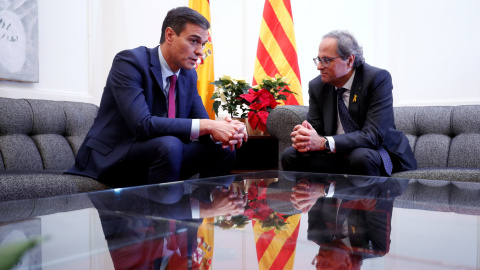 El presidente del Gobierno, Pedro Sanchez, y el de la Generalitat, Quim Torra, durante su reunión en el Palau Reial de Pedralbes, en Barcelona. REUTERS/Albert Gea