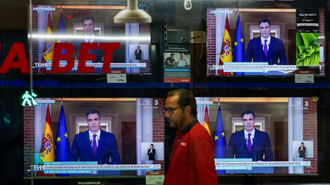 Varios monitores de televisión, en una tienda de electrodomésticos en El Masnou (Barcelona), emiten la intervención del presidente del Gobierno, Pedro Sánchez, en la que anuncia su intención de mantenerse en el cargo, tras varios días de reflexión.