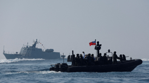  Miembros de la Armada de Taiwán a bordo de un barco navegan cerca de un barco misilístico clase Kuang Hua VI, durante un simulacro que forma parte de una demostración para los medios en las aguas cercanas a un Base militar en Kaohsiung, Taiwán 31 de 