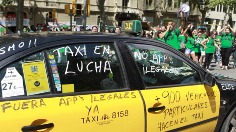 Un taxi de Barcelona, en una de las recientes protestas del sector contra la actividad de Uber y Cabify. EFE