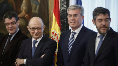 Los ministros Álvaro Nadal y Cristóbal Montoro con el  secretario de Estado de Hacienda, José Enrique Fernández de Moya, y el de Presupuestos, Alberto Nadal, el día de la toma de posesión del equipo del Ministerio de Hacienda. EFE