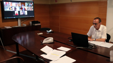 L'alcalde de Lleida, Miquel Pueyo, durant la reunió telemàtica amb altres alcaldes d'altres nou ciutats de l'Estat. SALVADOR MIRET / ACN