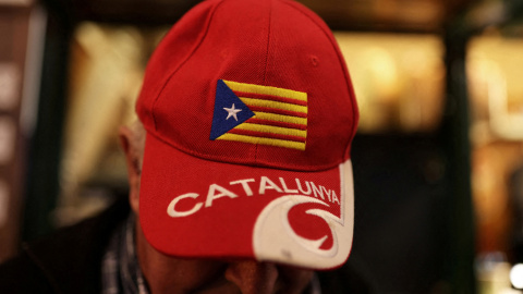 Un seguidor del líder de Junts, Carles Puigdemont, con una gorra con la estelada en uno de los actos de su campaña en el sur de Francia, REUTERS/Nacho Doce