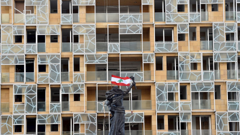 La bandera libanesa cuelga de la estatua de los Mártires en la Plaza de los Mártires en Beirut, Líbano. /EFE/EPA/WAEL HAMZEH