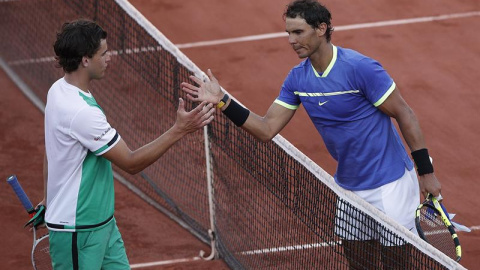 El tenista español Rafael Nadal (d) saluda tras su victoria al austriaco Dominic Thiem (i) tras el partido de semifinales de Roland Garros. EFE/Yoan Valat