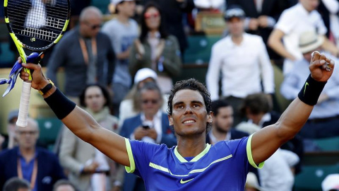 El tenista español Rafael Nadal celebra su victoria ante el austriaco Dominic Thiem tras el partido de semifinales de Roland Garros. EFE/Etienne Laurent