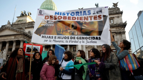 Pancarta de Historias Desobedientes en una manifestación contra la violencia machista en Buenos Aires. - AFP