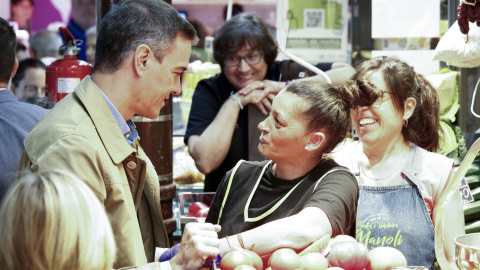  El presidente del Gobierno, Pedro Sánchez, ha visitado el Mercado Central de Tarragona, entre gritos de apoyo y peticiones de fotografías de muchos vecinos. EFE/Quique García